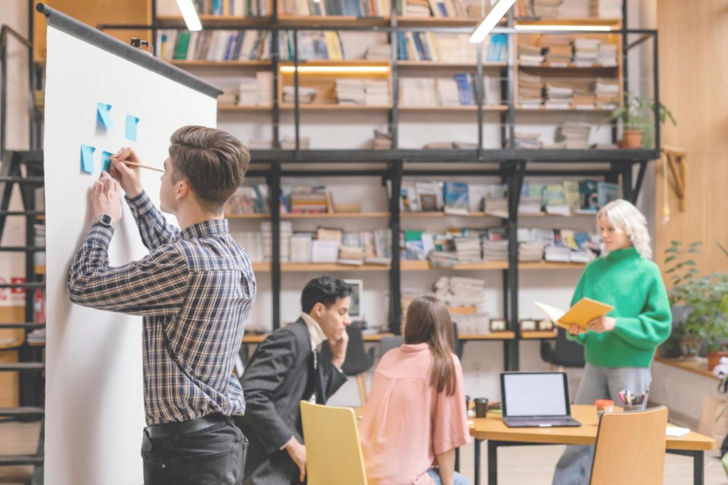 SEO-Schulung in modernem Arbeitsumfeld